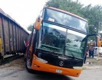 Cami&oacute;n de pasajeros choca contra tren&nbsp;