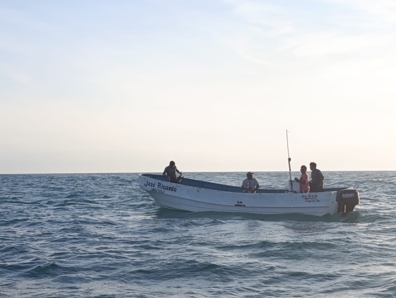 Rescatan pescadores varados