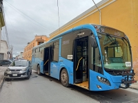 Va y ven choca con veh&iacute;culo compacto