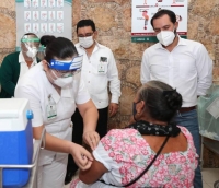 Gobernador supervisa aplicaci&oacute;n de vacunas contra Covid-19 en Izamal