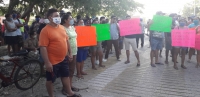 Gu&iacute;as de turistas y artesanos mantienen bloqueo en Pist&eacute;