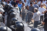Zacapela entre polic&iacute;as y manifestantes enfrenta a partidos pol&iacute;ticos