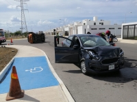 Conductora choca en Los H&eacute;roes y se fractura un brazo&nbsp;