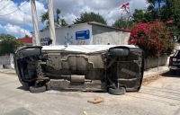 Camioneta sufre volcadura en Um&aacute;n