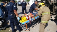 Aparatosa volcadura deja tres heridos en Garc&iacute;a Giner&eacute;s