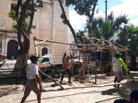 Montan altares de Janal Pix&aacute;n en la Plaza Grande