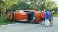 Familia sufre siniestro en carretera  Kinchil-Celest&uacute;n