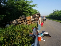 Un herido y cuantiosas p&eacute;rdidas deja volcadura de tr&aacute;iler