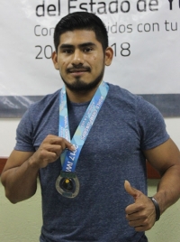Lino Montes da medalla hist&oacute;rica a M&eacute;xico