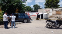 Choque ocasiona volcadura de combi en la Melitón Salazar 