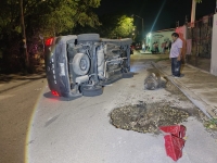 Vuelca tras chocar contra tronco