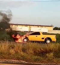 Arde camioneta en llamas en la M&eacute;rida-Um&aacute;n