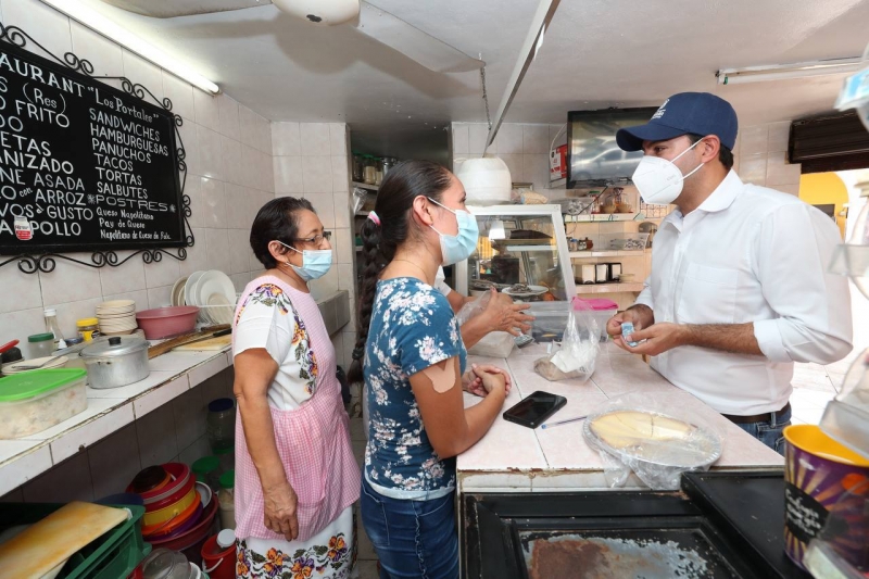 Gobernador acude al Mercado municipal de Izamal