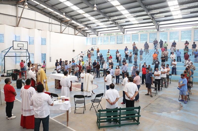 Reclusos pasan víspera de Navidad con misa y cena especial