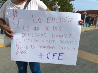 Ni&ntilde;os en riesgo por falta de luz en escuela