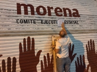 El Presidente del Consejo Pol&iacute;tico Estatal, Fernando Xacur, tuvo que pegar la ultima convocatoria de ese organismo en la cortina cerrada de la sede estatal morenista