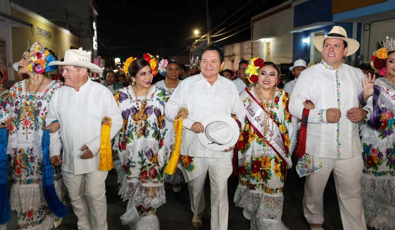 Díaz Mena encabeza coronación de reina de la Feria de Tizimín