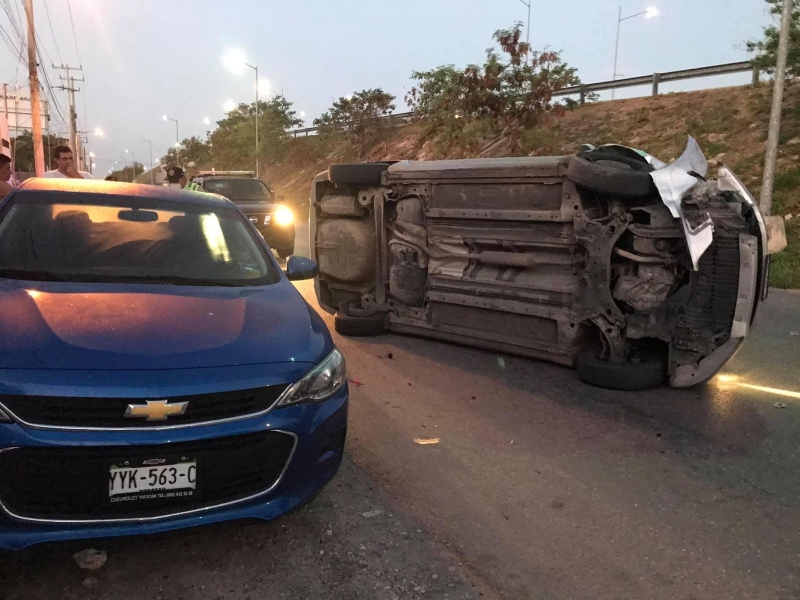 Dormita al volante y choca en el periférico de Mérida