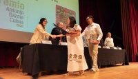 Libro sobre bordado maya recibe menci&oacute;n honor&iacute;fica