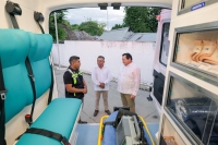 Entrega D&iacute;az Mena ambulancias en el sur de Yucat&aacute;n