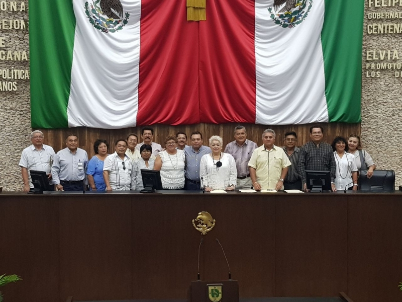 Diputado del Panal se reúne con docentes