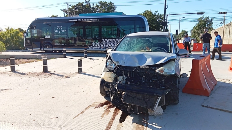 Auto compacto choca con Ietram