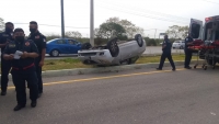 Conductora vuelca su autom&oacute;vil en la M&eacute;rida-Progreso  &nbsp;