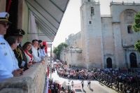 Cerca de 5 mil participantes engalanan desfile c&iacute;vico-militar