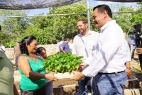 Ren&aacute;n visita huertos de traspatio de beneficiarias de Onc&aacute;n