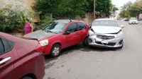 Dormita al volante y colisiona