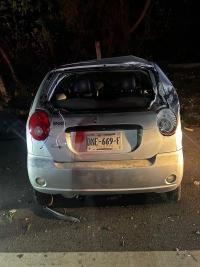 Choca y abandona su autom&oacute;vil