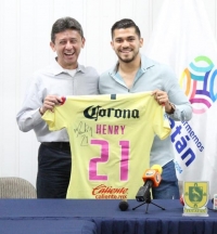 Henry Mart&iacute;n sue&ntilde;a con jugar en Europa