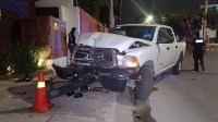 Choca su 4x4 contra sem&aacute;foro de la Garc&iacute;a Lav&iacute;n