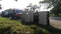 Volcadura en la M&eacute;rida-Um&aacute;n deja decenas de huevos rotos