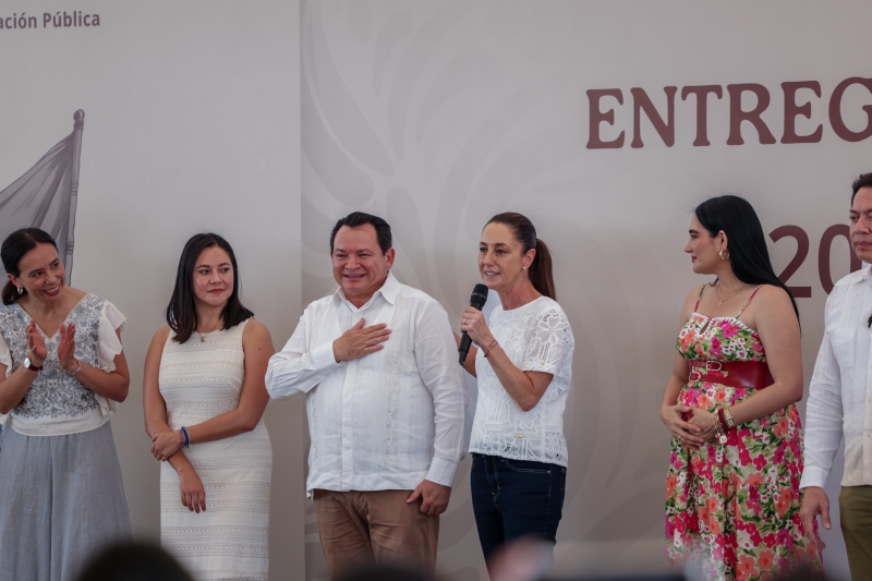 Sheinbaum y "Huacho" entregan apoyos en Izamal
