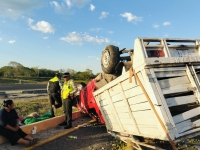 Camioneta vuelca en la M&eacute;rida-Campeche