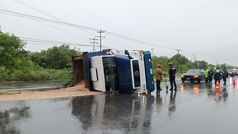 Volquete sufre siniestro vial en el Periférico