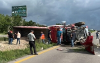 Tr&aacute;iler se vuelca en la M&eacute;rida-Progreso