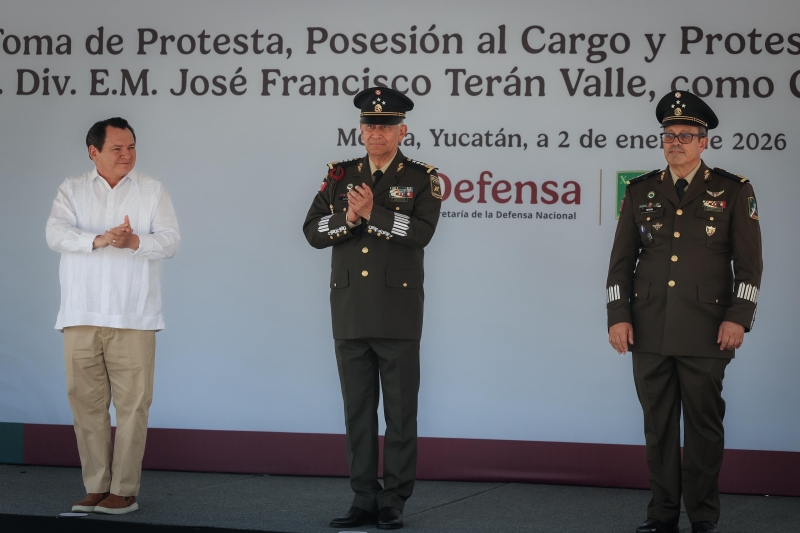 Asiste Huacho a toma de protesta del comandante de la X Región Militar