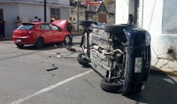 Se vuelca autom&oacute;vil en el Centro Hist&oacute;rico