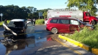 Veh&iacute;culo se incendia tras ser impactado en la M&eacute;rida-Conkal