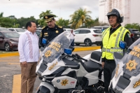 D&iacute;az Mena entrega motocicletas patrulla a la SSP