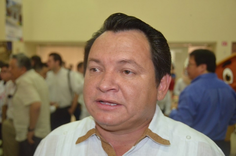 Becas solo a estudiantes de escuelas públicas