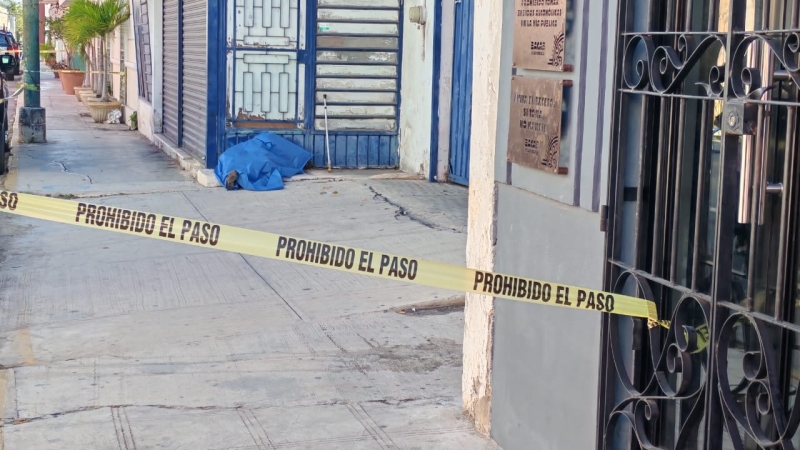 Hallan hombre sin vida en el centro