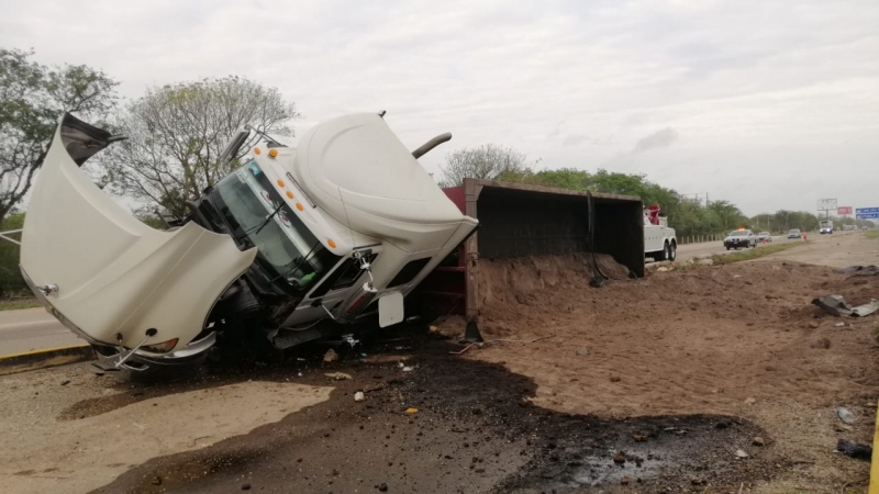 Dormita al volante y sufre volcadura en la Mérida-Campeche
