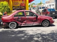 Choque en la Alem&aacute;n deja da&ntilde;os materiales