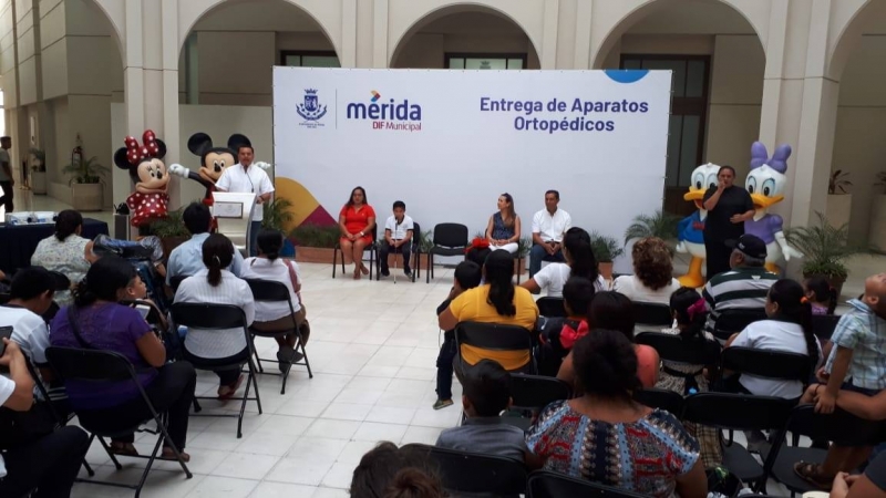 Entrega alcalde aparatos ortopédicos