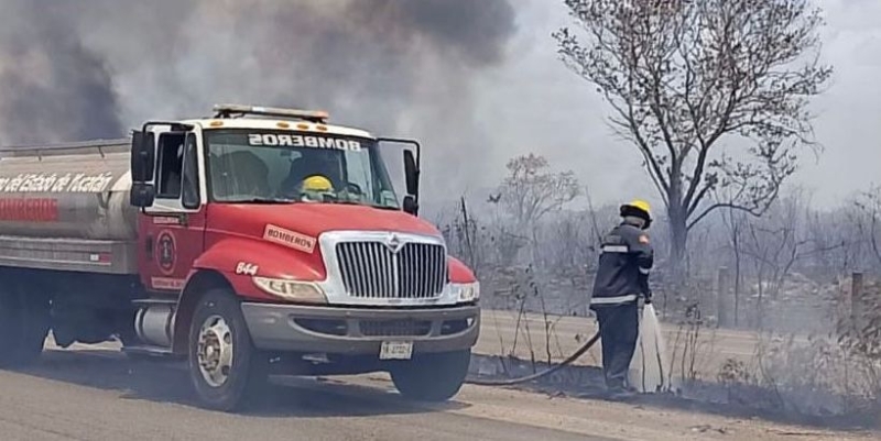 Incendio de maleza afecta visibilidad en la Mérida-Motul