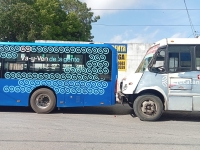 Chocan camiones de transporte p&uacute;blico