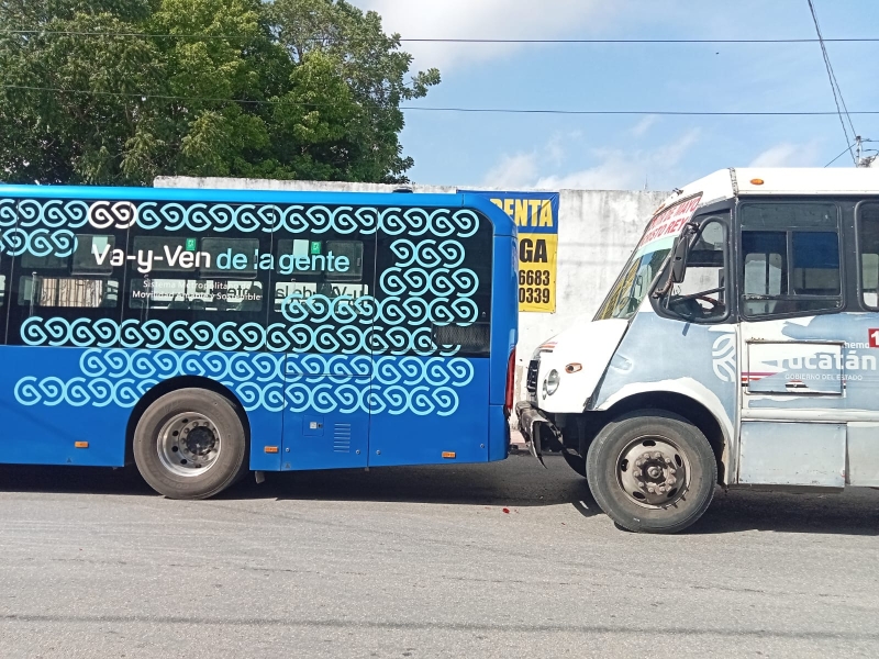 Chocan camiones de transporte público